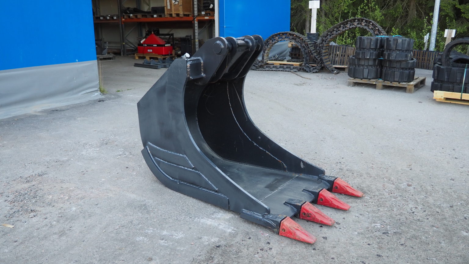 Kuokkakauha kynsillä 650 l