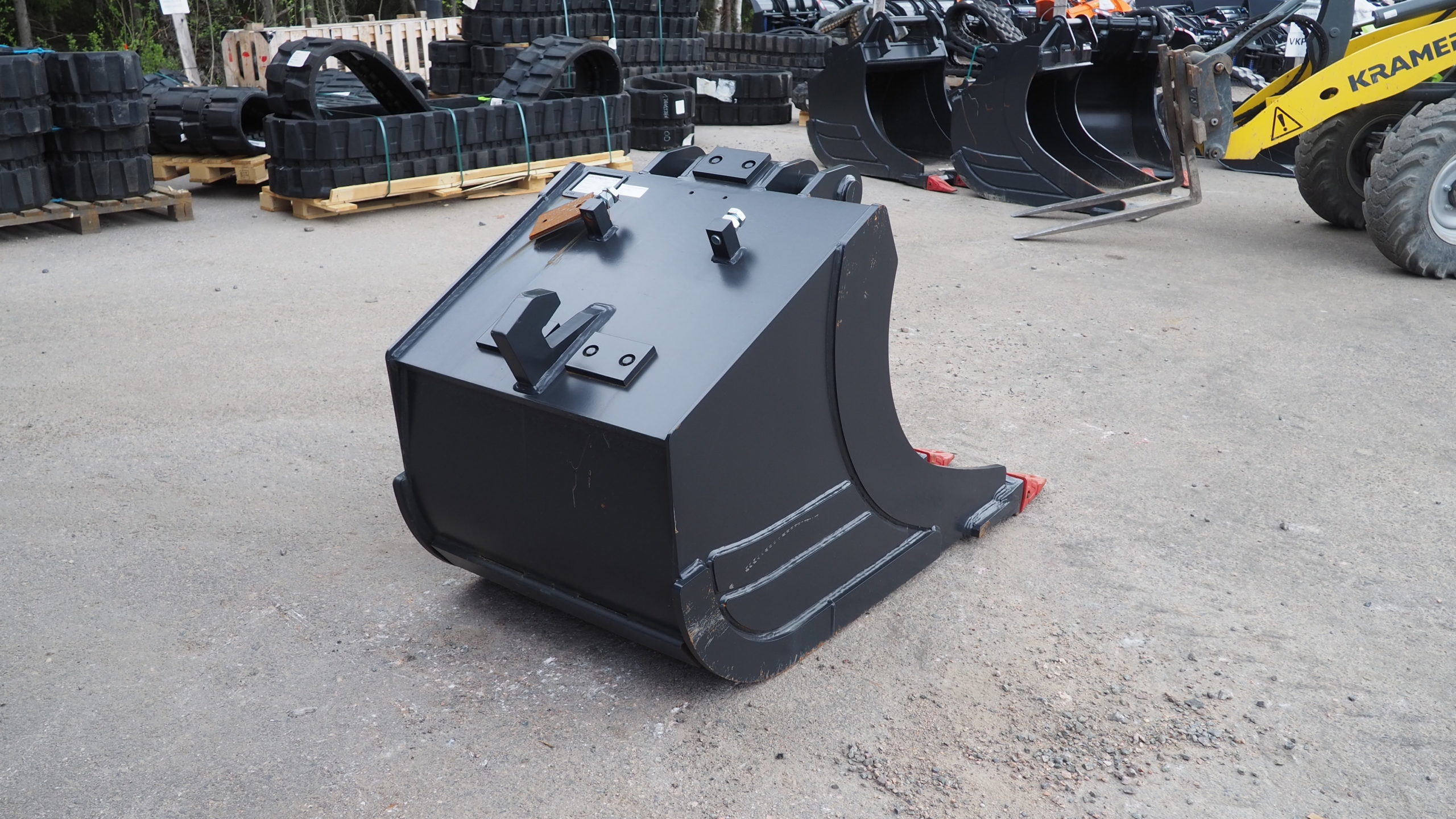 Kuokkakauha kynsillä 950 l