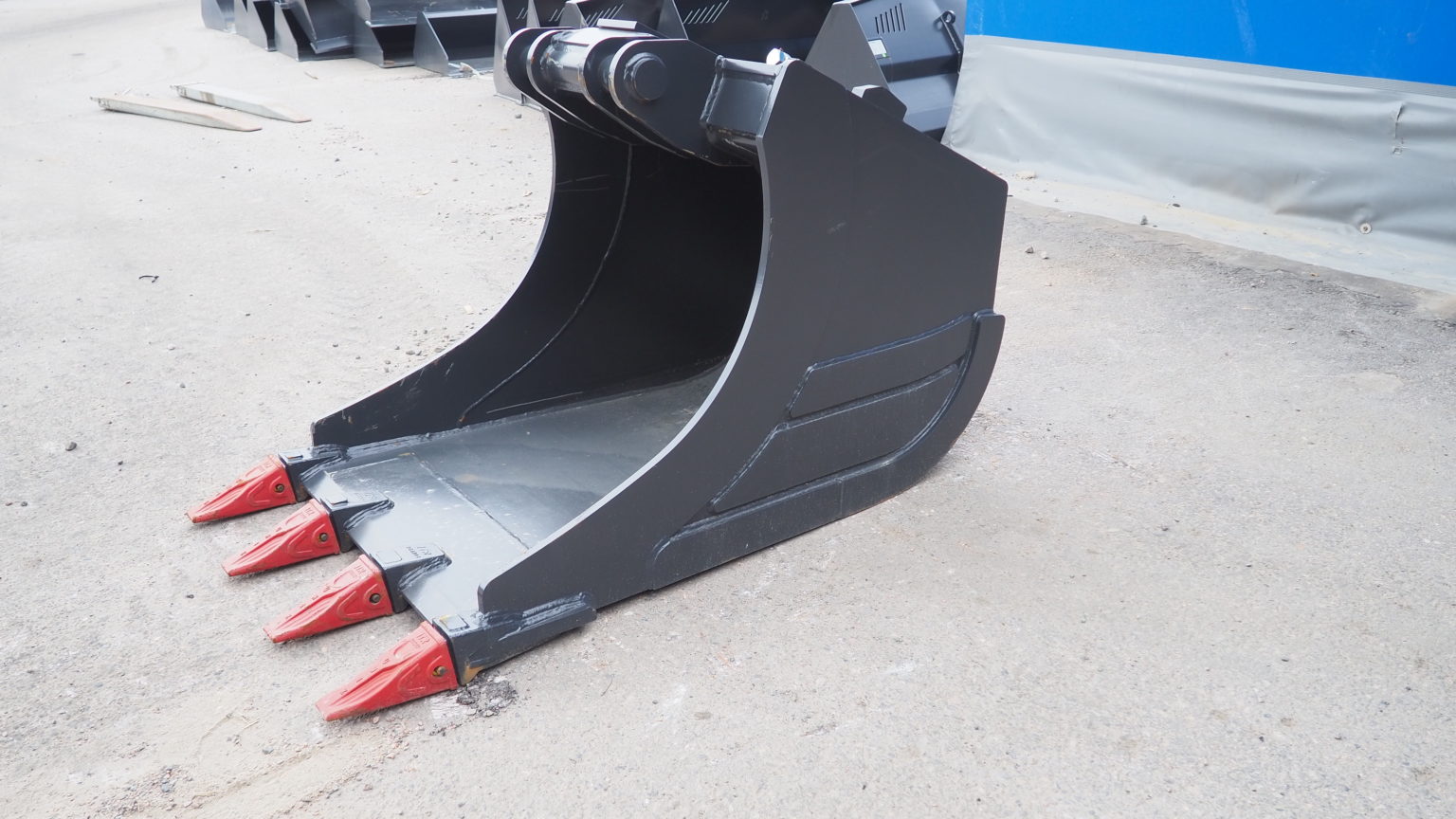 Kuokkakauha kynsillä 950 l