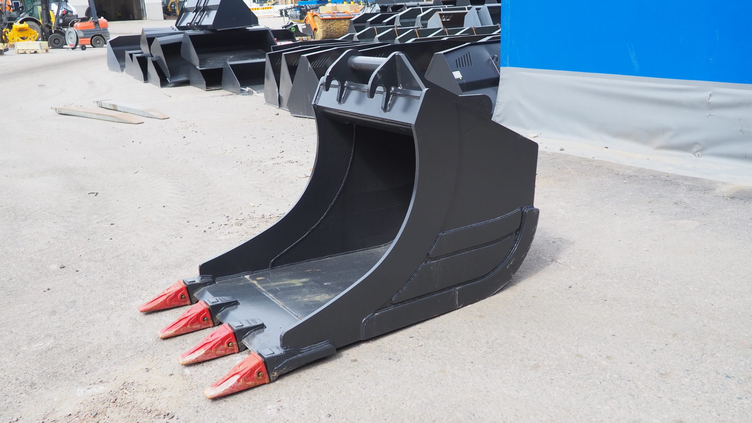 Kuokkakauha kynsillä 850 l