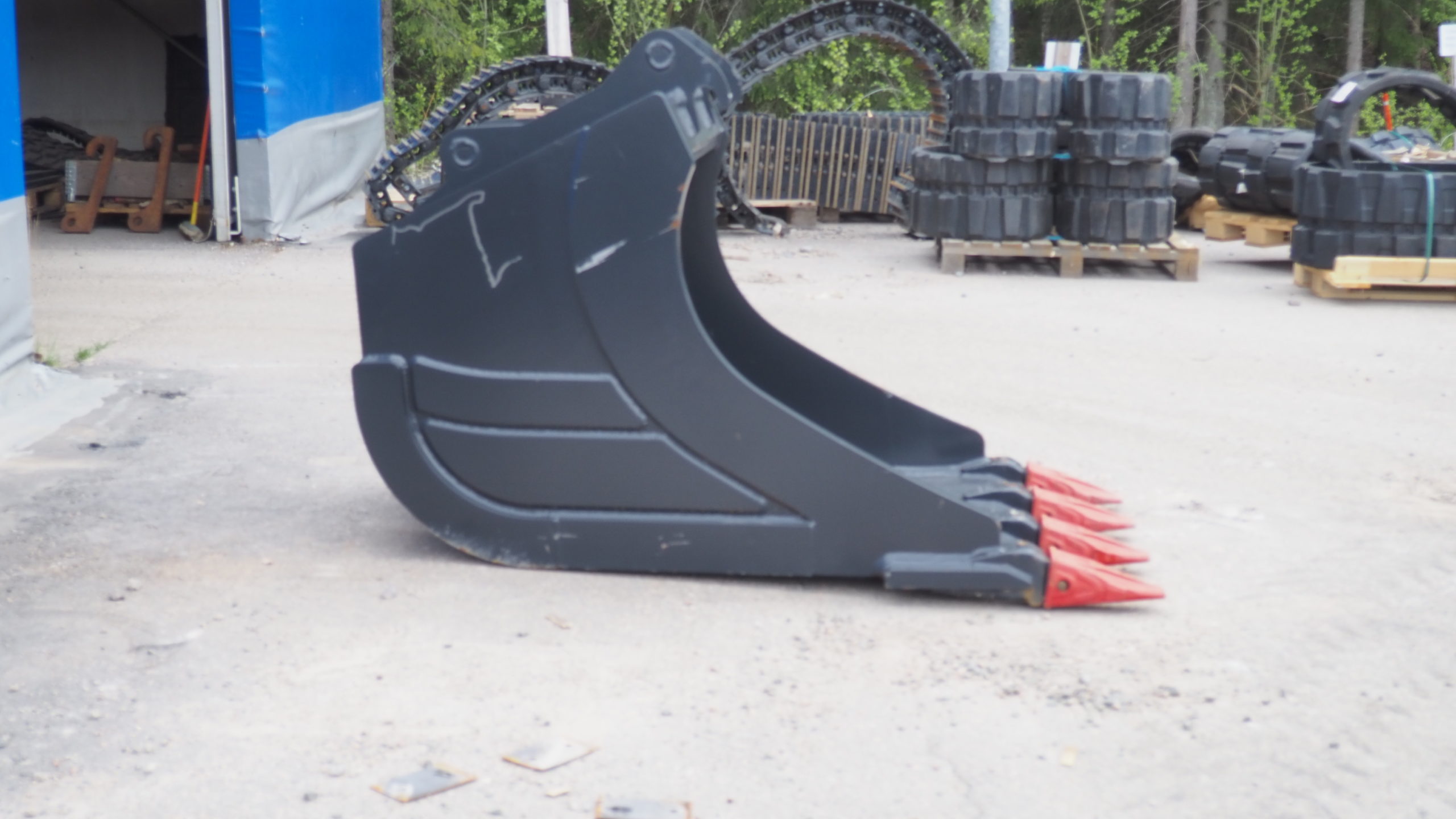 Kuokkakauha kynsillä 1 000 l