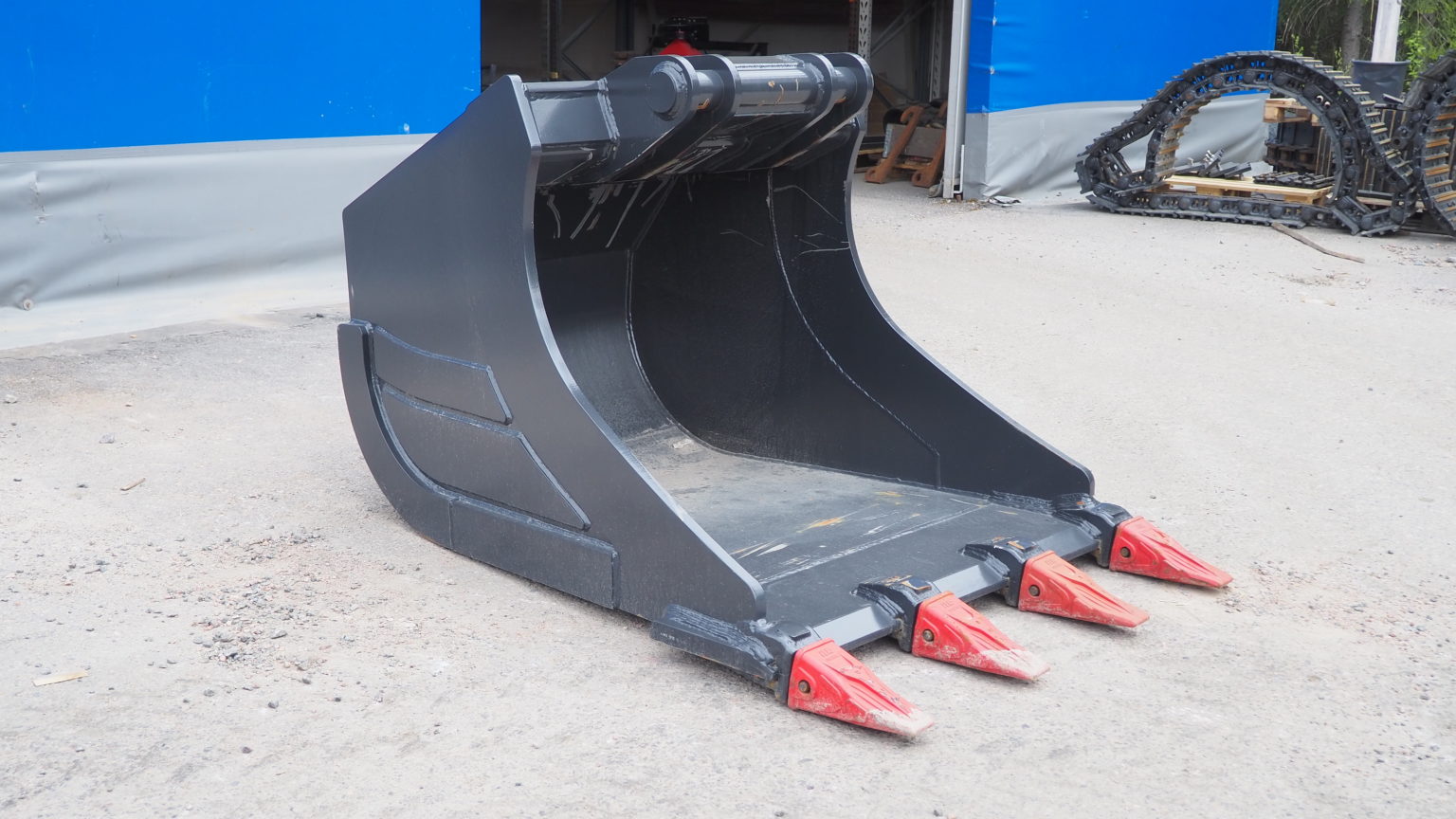 Kuokkakauha 1 300 l kynsillä