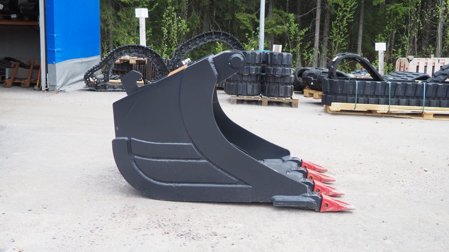 Kuokkakauha 1 300 l kynsillä