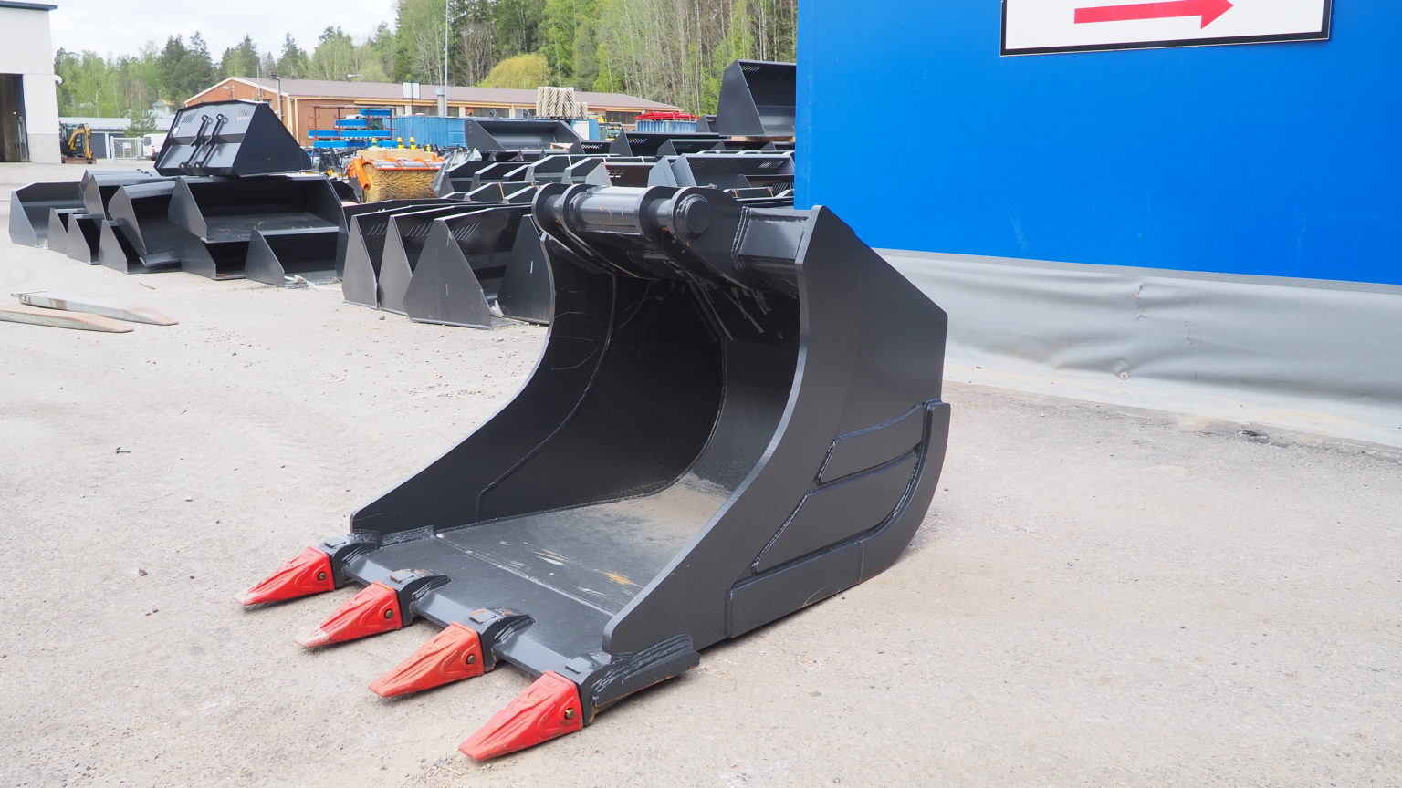 Kuokkakauha 1 300 l kynsillä