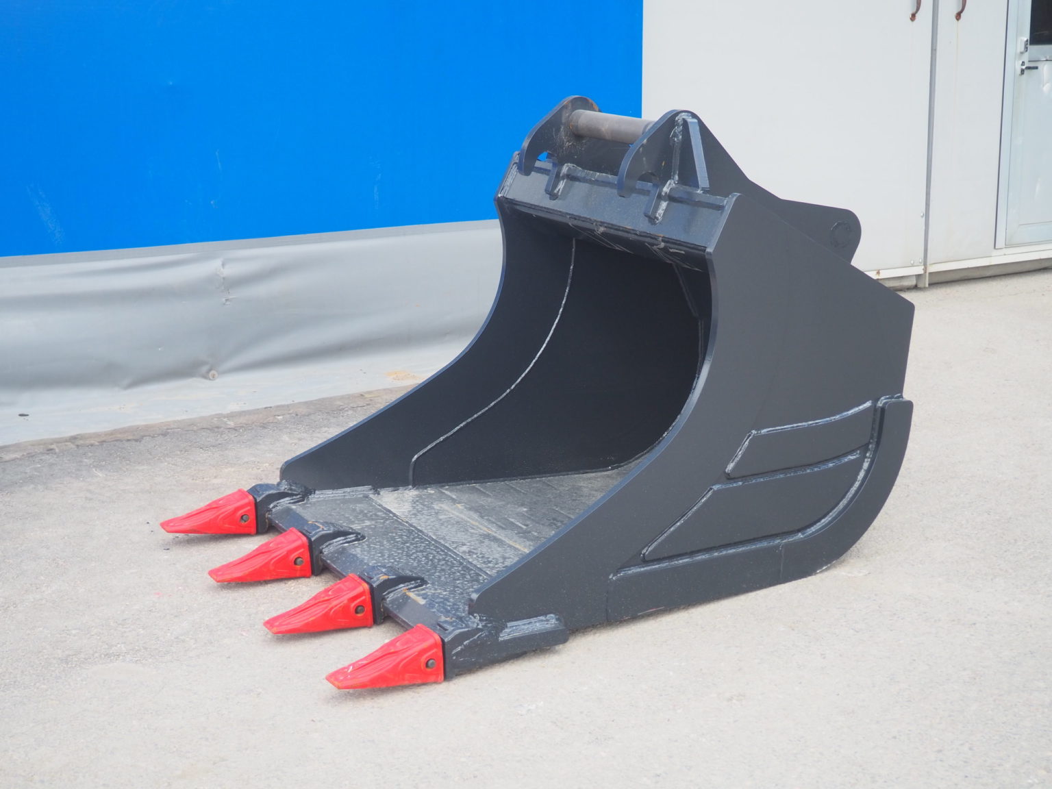 Kuokkakauha kynsillä 1 300 l