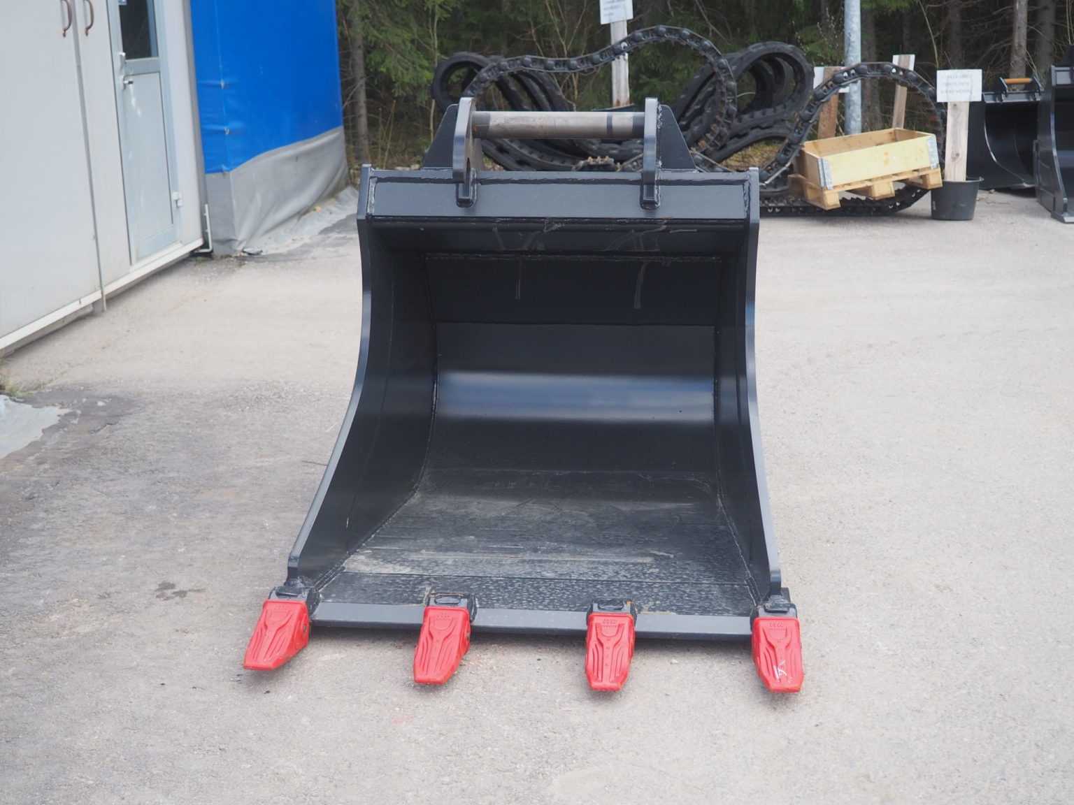 Kuokkakauha kynsillä 1 300 l