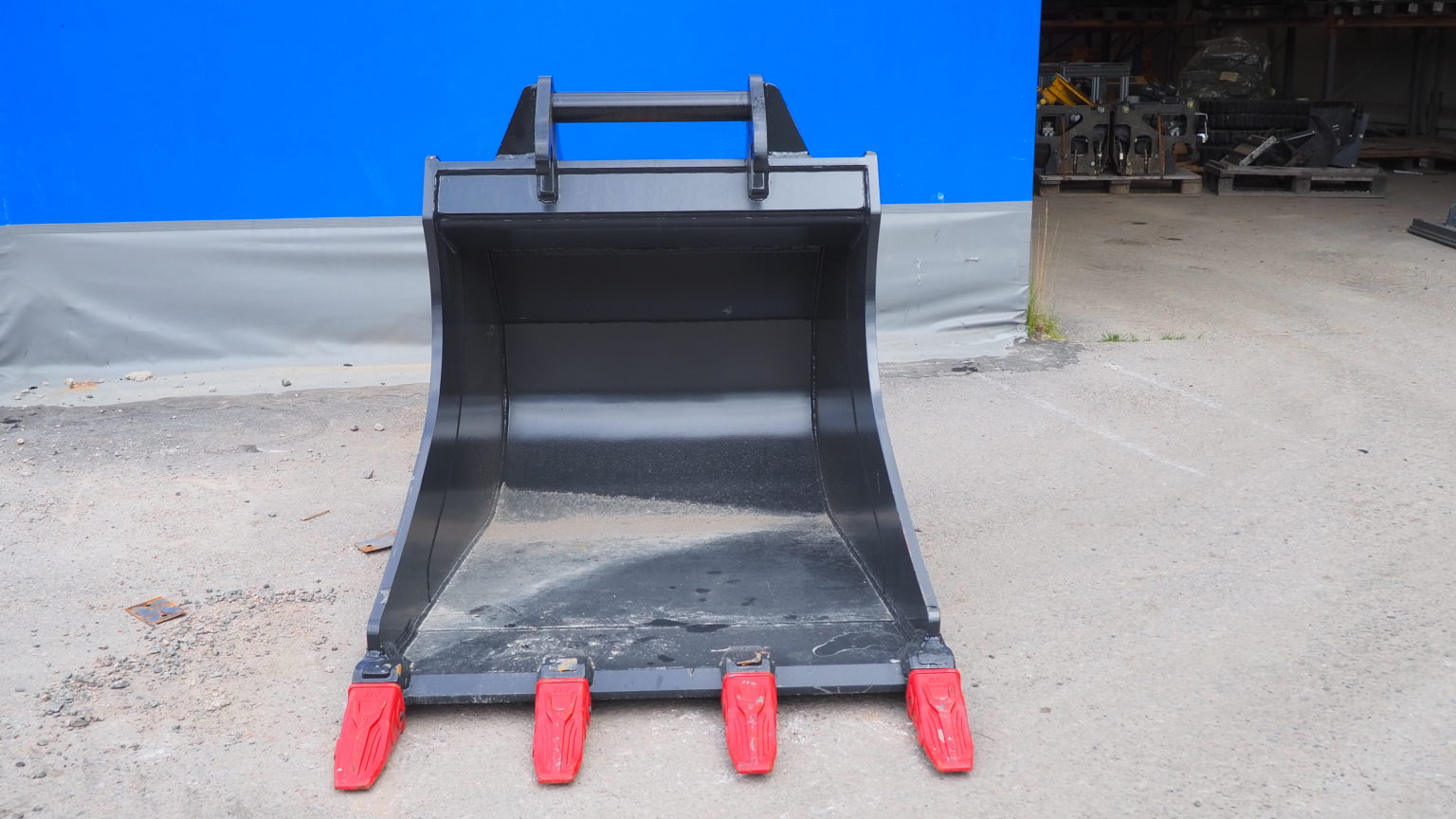 Kuokkakauha kynsillä 1 300 l