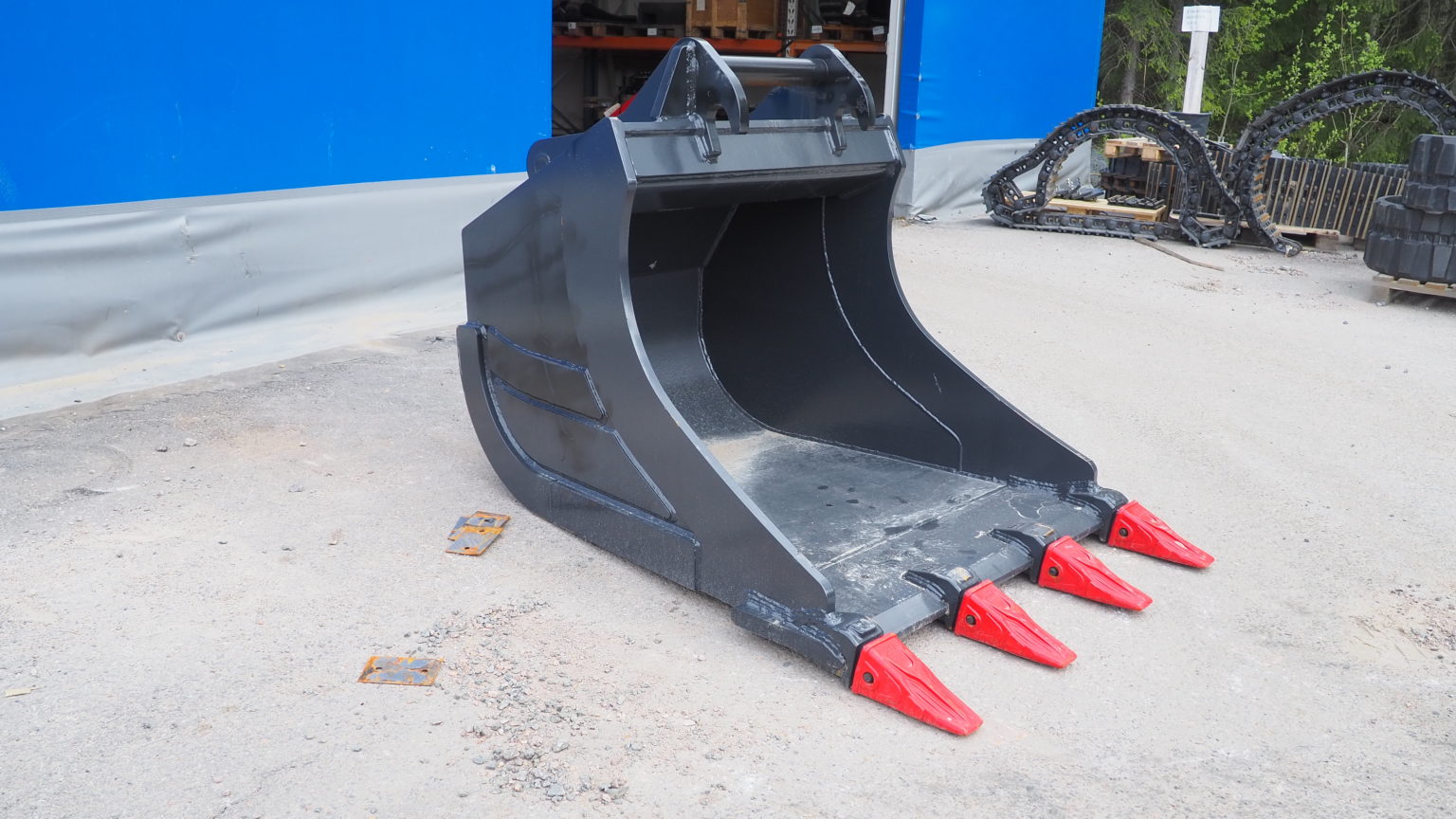 Kuokkakauha kynsillä 1 300 l