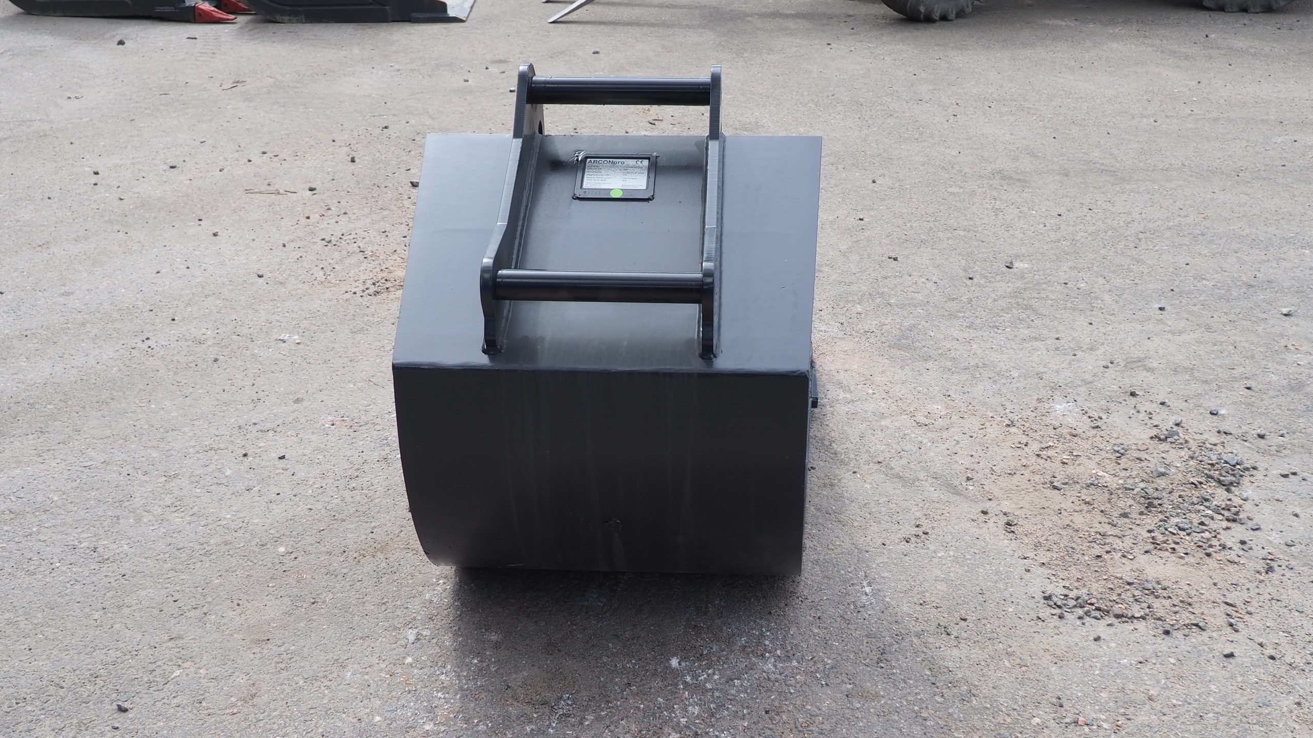 Kuokkakauha kynsillä 350 l