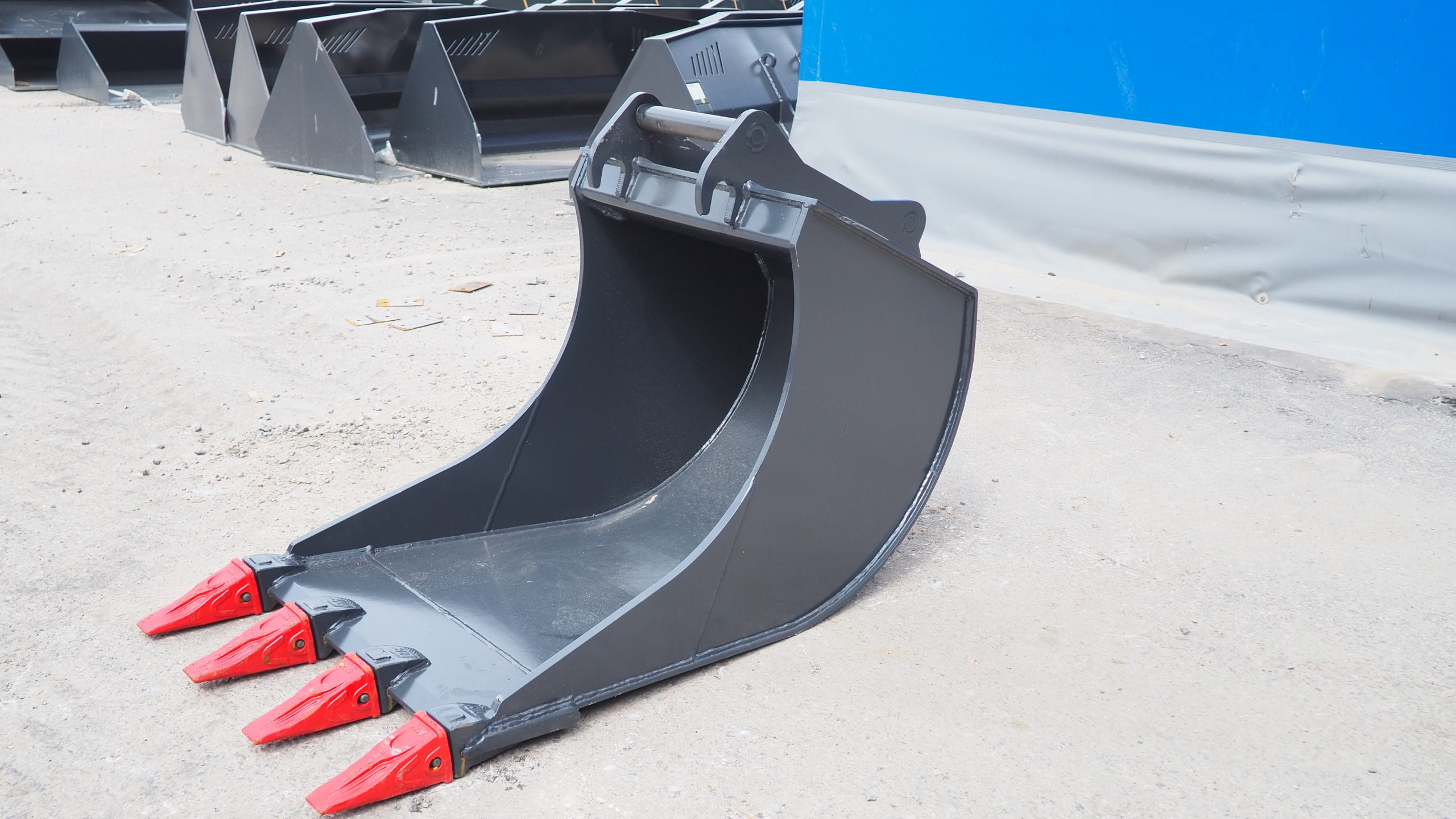 Kuokkakauha kynsillä 350 l