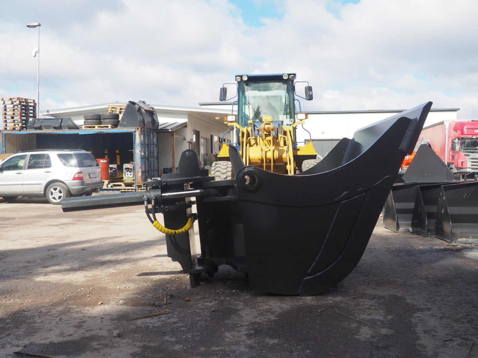 Kallistuva luiskakauha