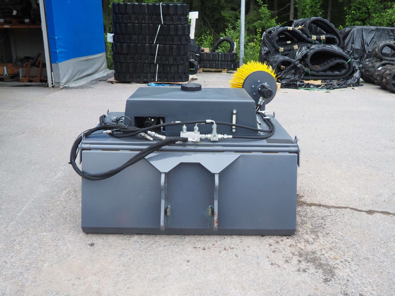 Harjalaite vesikastelujärjestelmällä ja sivuharjalla