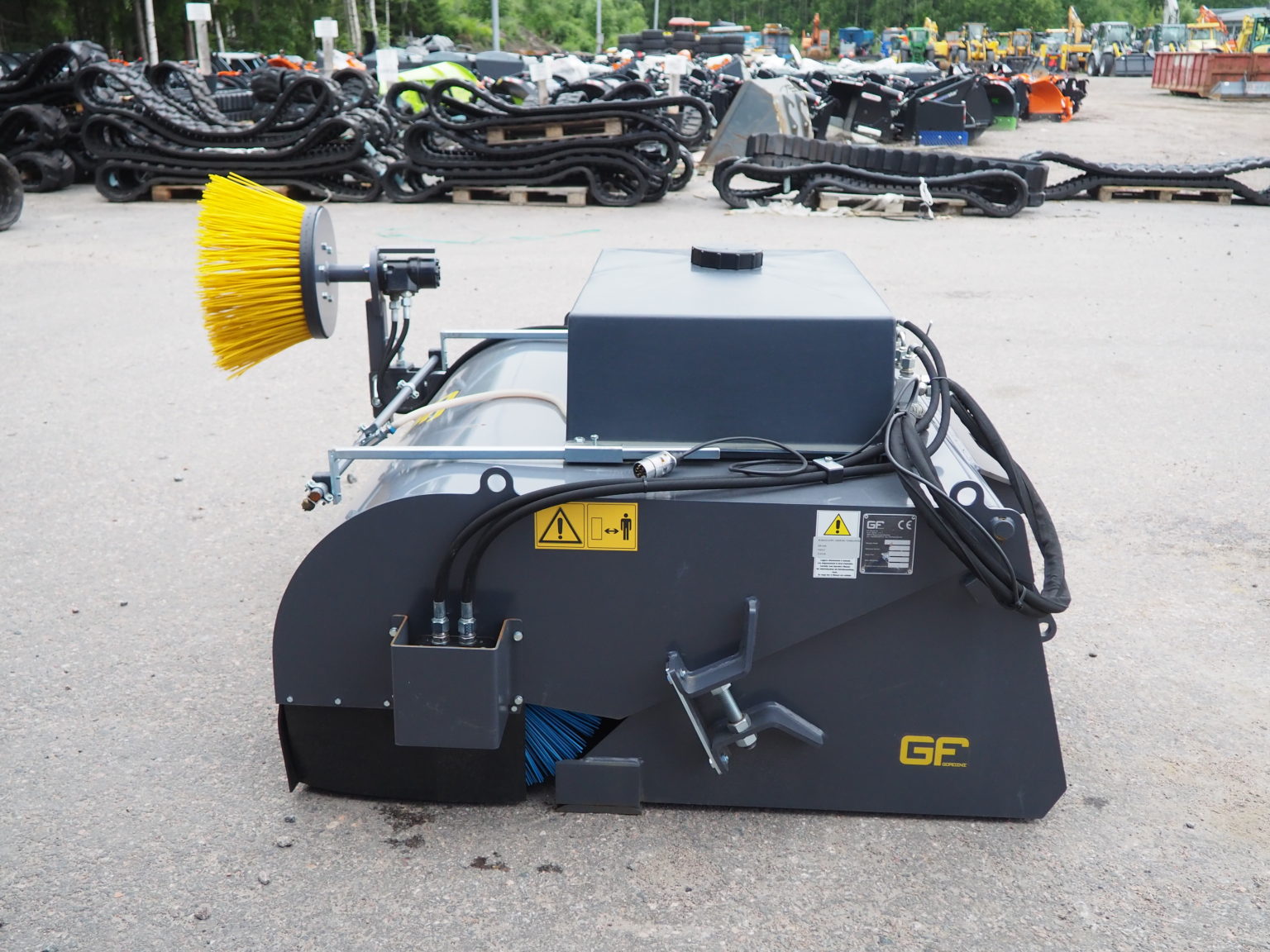 Harjalaite vesikastelujärjestelmällä ja sivuharjalla