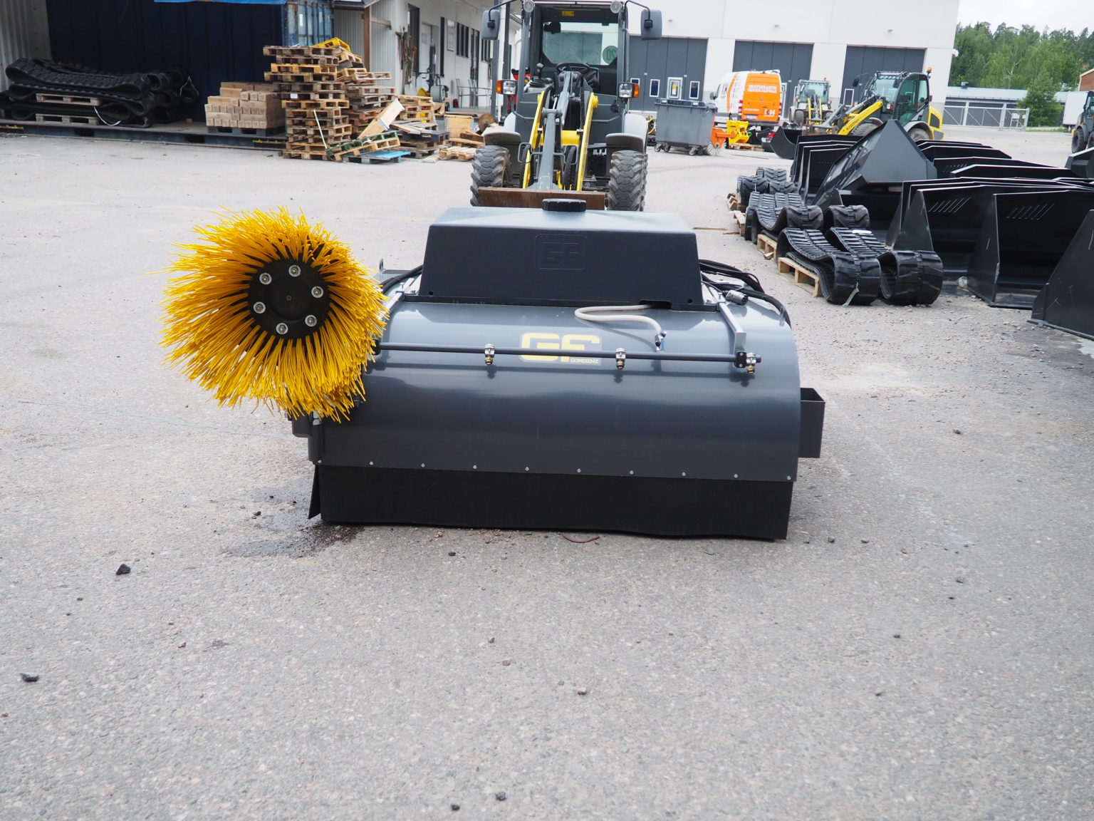 Harjalaite vesikastelujärjestelmällä ja sivuharjalla