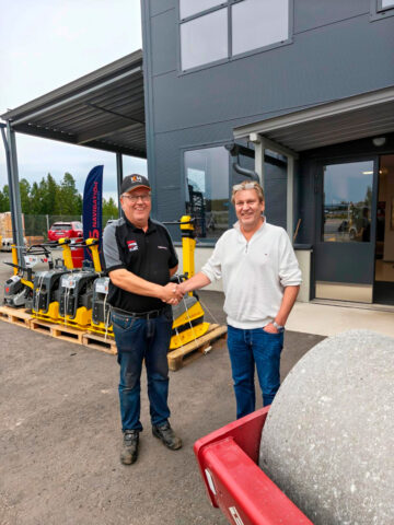 Risto Oksanen ja Timo Sakari kättelivät Dynapac -kaupan merkiksi.