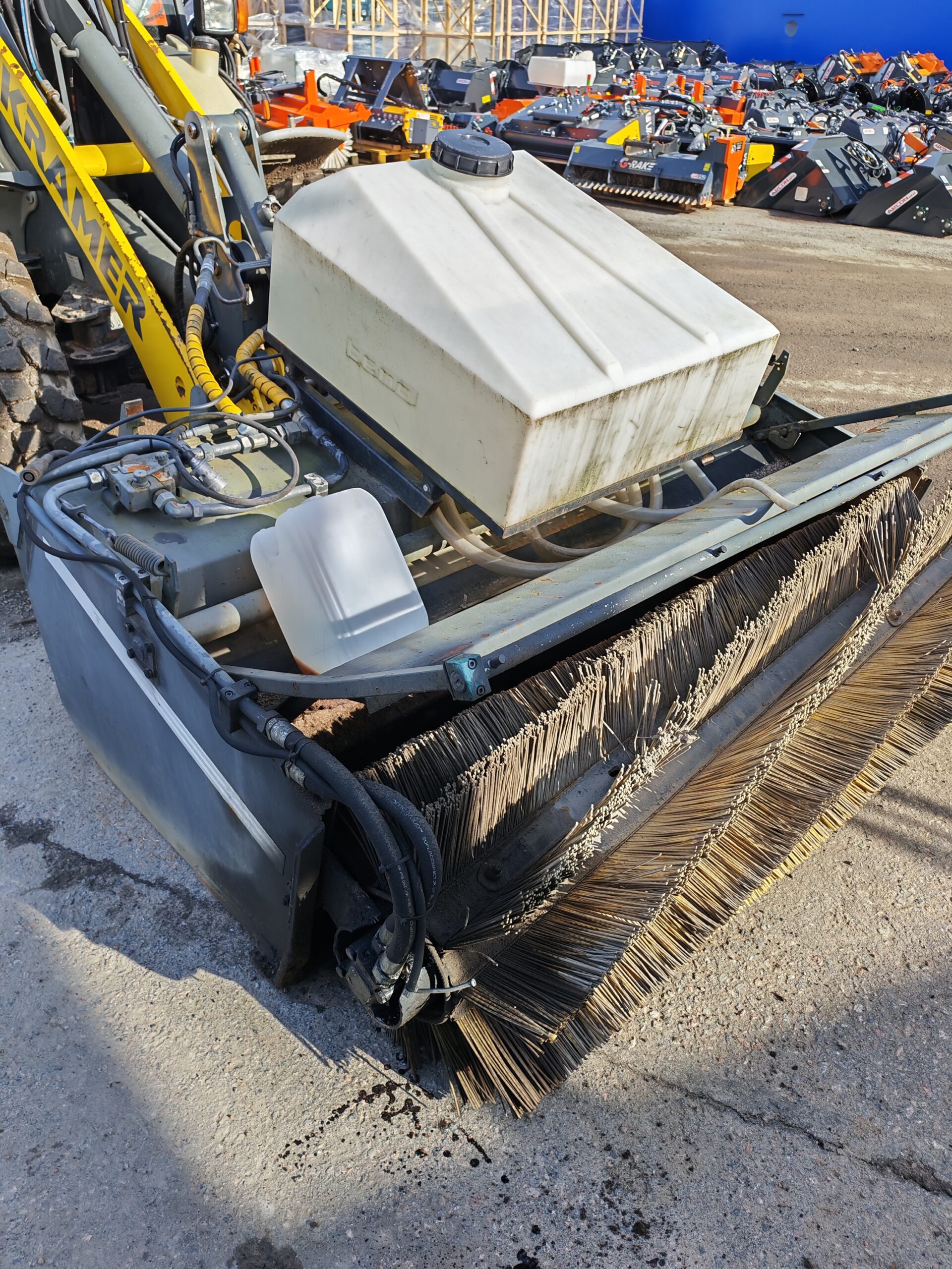 1.0.7 HUUTOKAUPPAKOHDE 6143855 Käytetty harjalaite Kramer 380 sivusiirto & vesitys