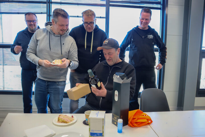 Häkkistä muistettiin eläkkeelle siirtymisen kunniaksi lahjoilla.