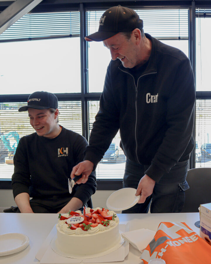 Jouko Häkkinen hoitaa vielä yhden homman ennen eläkettä: kakun leikkaamisen.