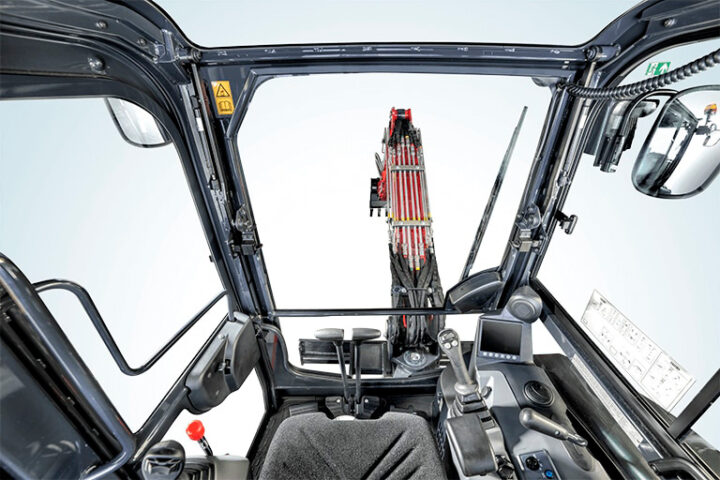 Yanmar Vio38-7 -kaivinkoneen ohjaamo.